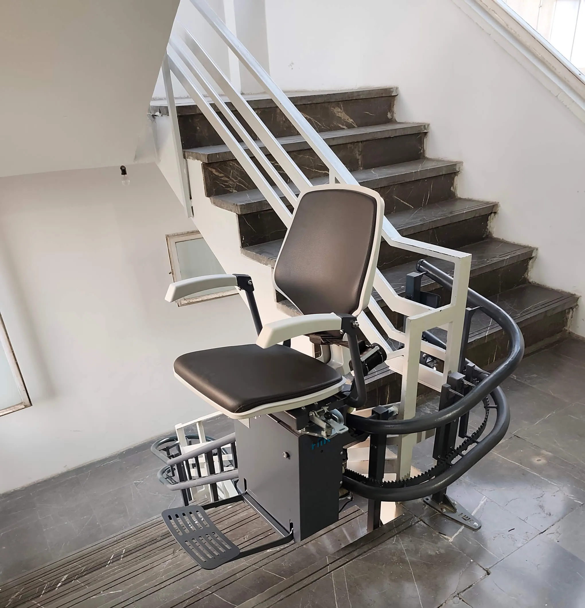 راهنمای خرید پله‌پیمای چرخشی؛ نکاتی که باید بدانید